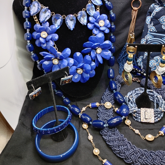 Elegant Blue Necklace Set - Picture 11 of 13